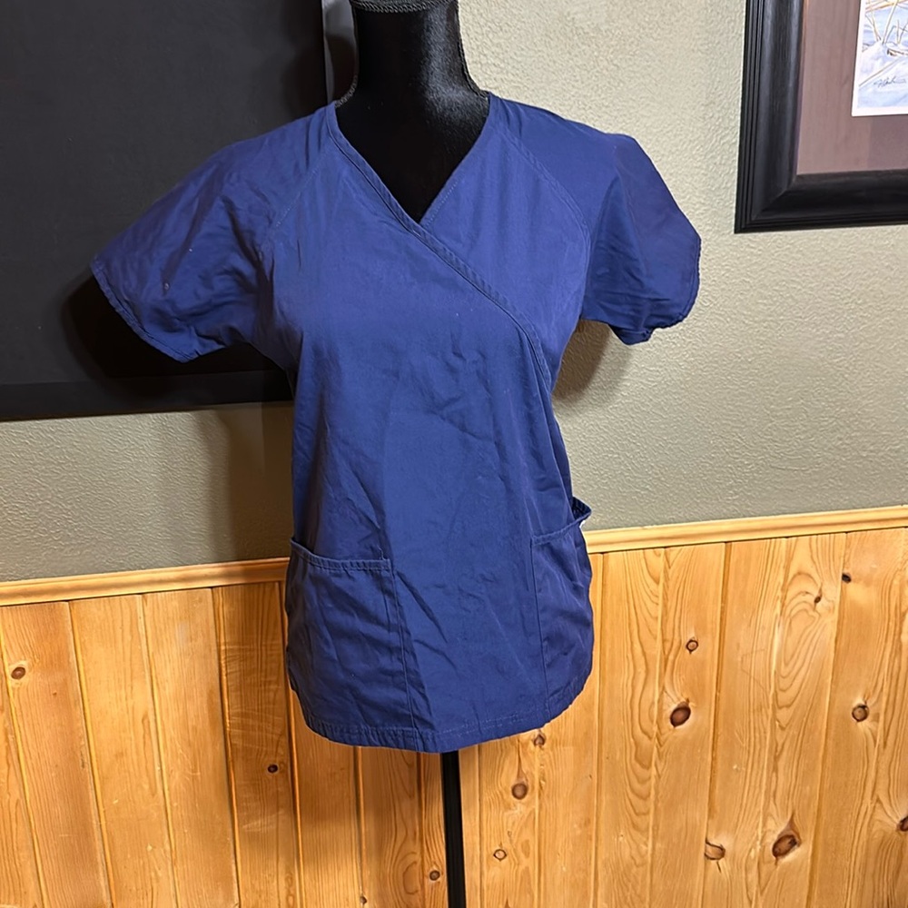 Uniform advantage scrub top